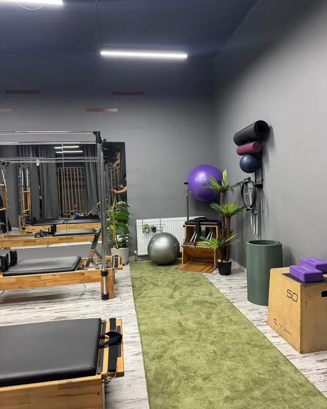 Reformerlar, pilates topu ve bloklar bulunan pilates köşesi
